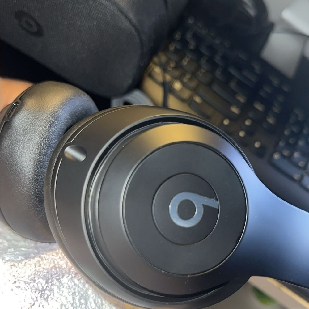 Beats Studio Pros - Picture 3 of 4